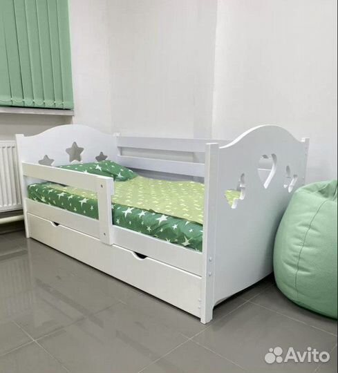 Кроватка детская из натурального дерева с бортиком