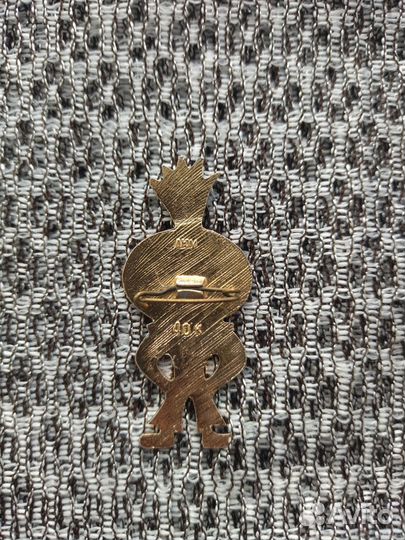 Советский значок Чиполлино