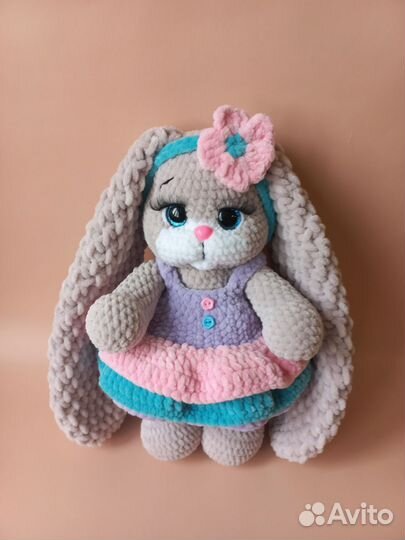 Вязаная плюшевая зайка ручной работы