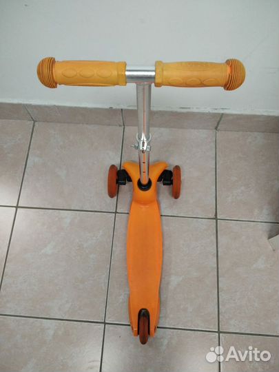 Самокат трёхколёсный