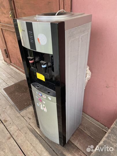 Кулер для воды напольный