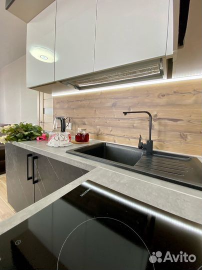 Угловая кухня под потолок на заказ