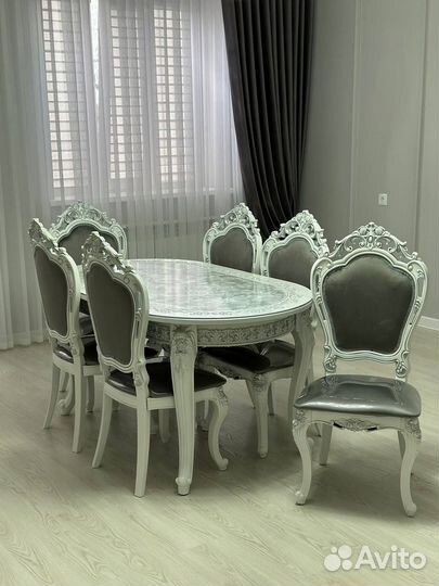 Стол и стулья