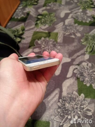 iPhone SE, 32 ГБ
