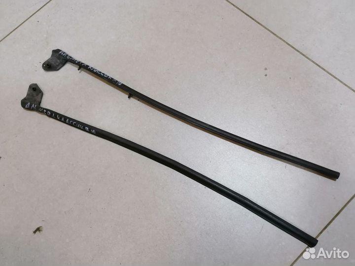 Уплотнитель резиновый двери задней верхней Nissan