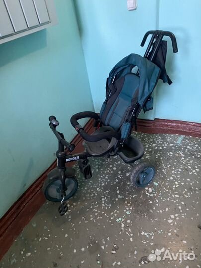 Коляска трёх колёсный