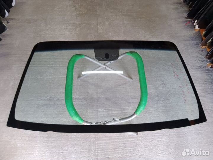 Стекло лобовое переднее Infiniti Qx56 JA60