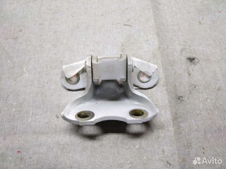 Петля передней правой двери нижняя Rav Camry Prado