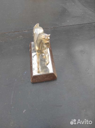 Статуэтка конь