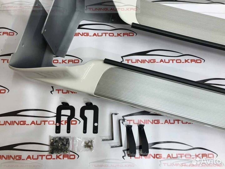 Подножки (пороги) Toyota Land Cruiser 100 Q0513