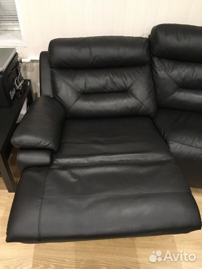 Кожаный диван