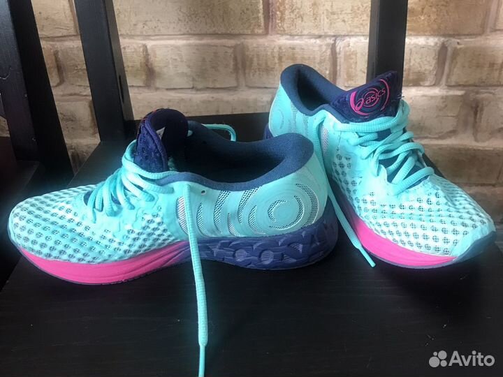 Кроссовки женские