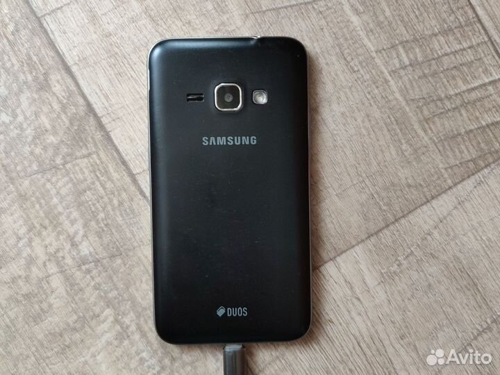 Телефон Samsung Galaxy J1 (2016)
