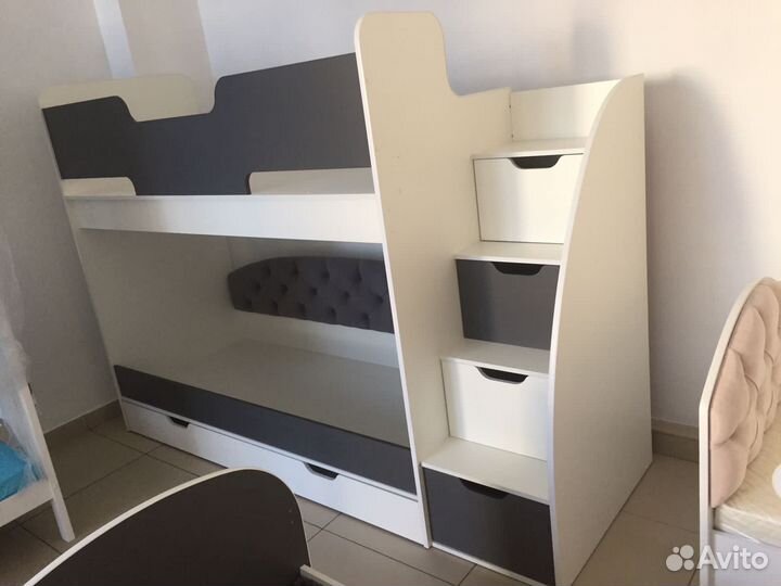 Кровать двухьярусная с лестницей комодом