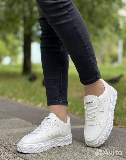 Кроссовки женские