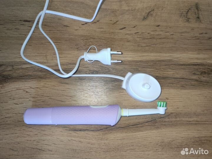 Электрическая зубная щетка oral b