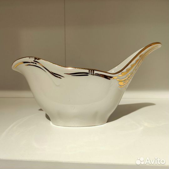 Красивая фарфоровая соусница. Дулёвский фарфоровый