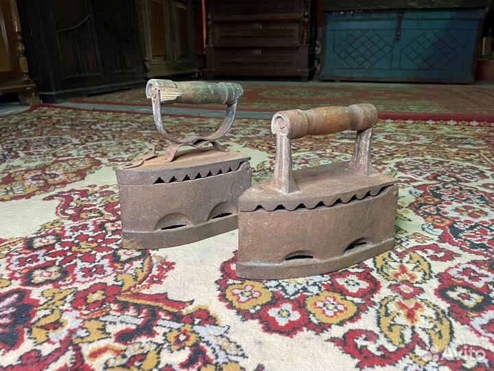 Угольный утюг старинный