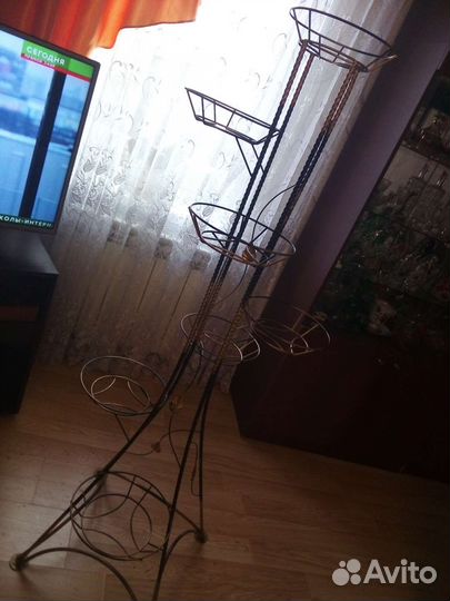 Подставка для цветов напольная кованая,высота 1,5