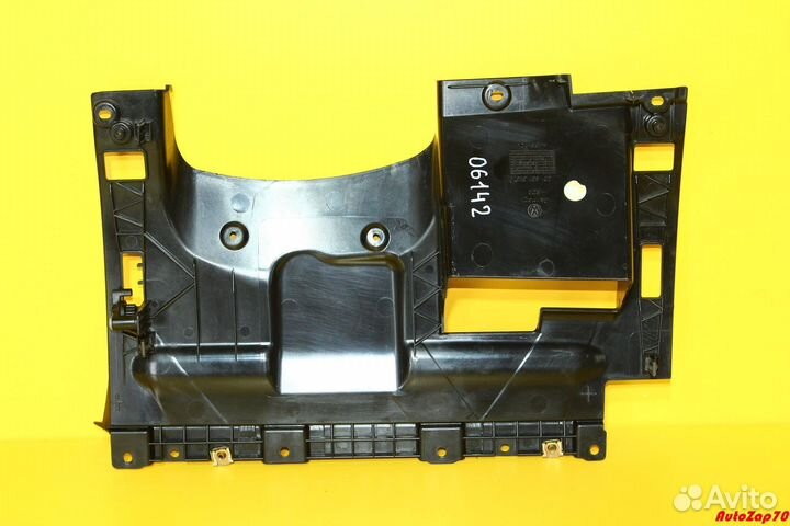 VW Phaeton Крепление крышки блока предохранителей