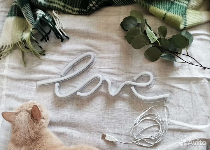 Неоновый настенный светильник розовый