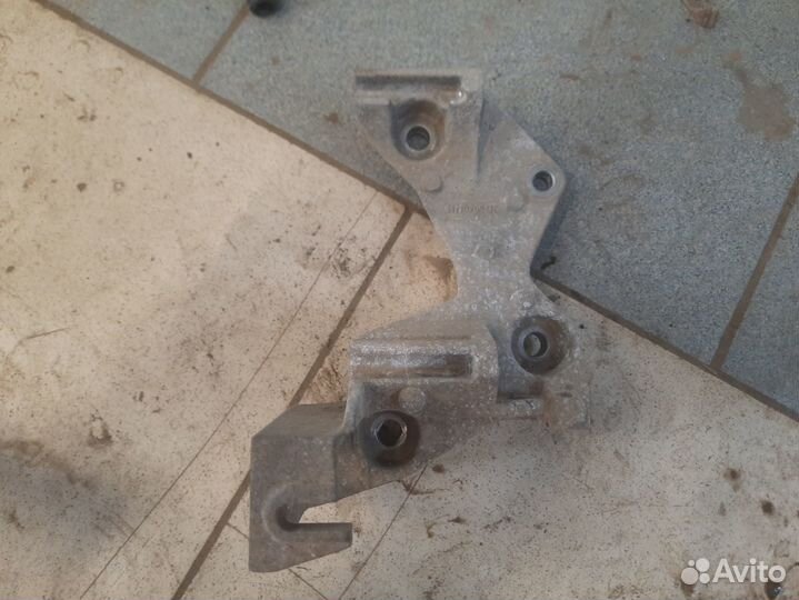 Кронштейн генератора Renault Sandero