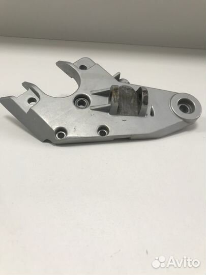 BMW R1100R 259R кронштейн подножки правой