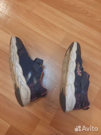 Продам кроссовки для девочки 33 размера