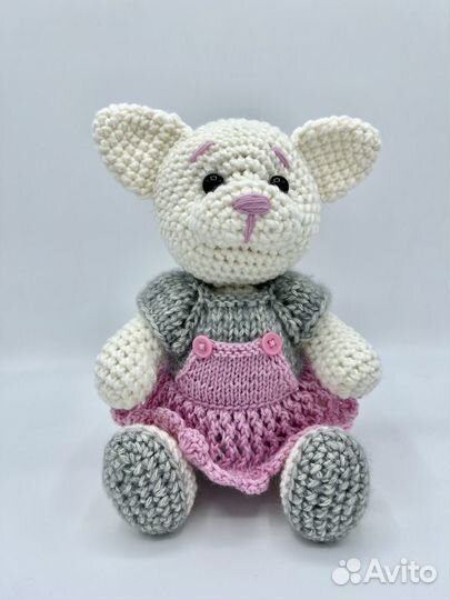 Детская игрушка ручной работы вязаная. мыш