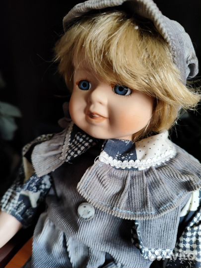 Кукла фарфоровая