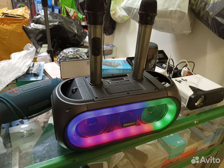 Две колонки с двумя микрофонами