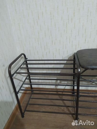 Вешалка и пуфик в прихожую