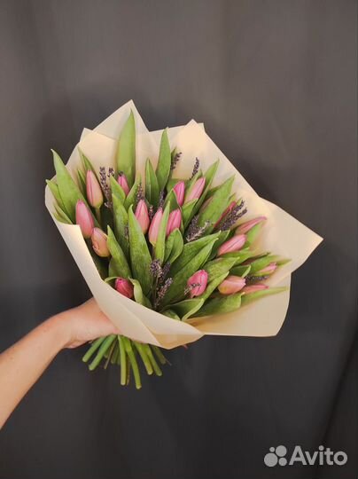 Розовые тюльпаны с лавандой