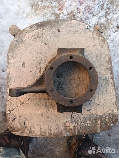 Корпус поворотного кулака УАЗ и шарнир