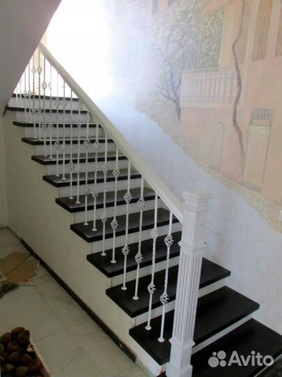 Лестницы с перилами для двухэтажного дома