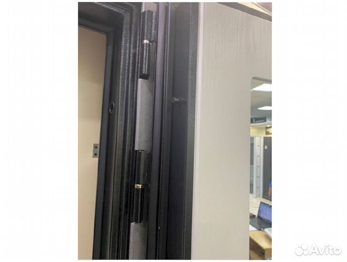 Входная дверь с терморазрывом и зеркалом