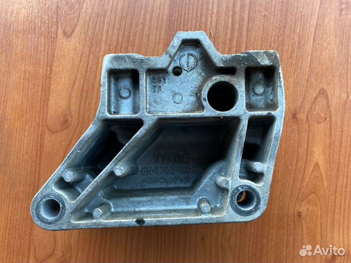 Кронштейн кпп Vw Golf 5+ BSE 2009