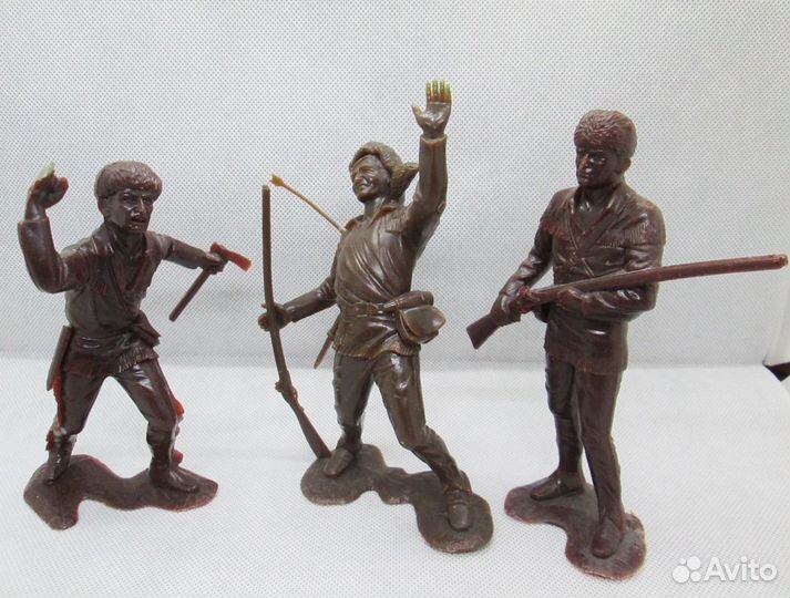 Фигурки индейцев, неандертальца, американцев