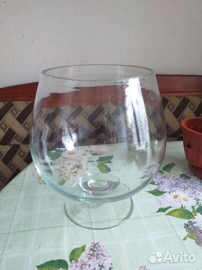 Стеклянная посуда на ножке