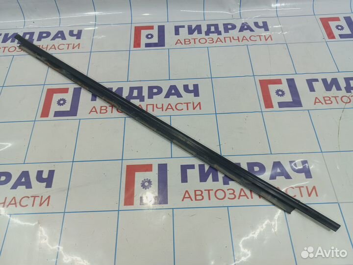 Накладка стекла переднего левого LADA Kalina 2