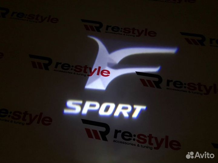 Проекция логотипа на двери Lexus RX350