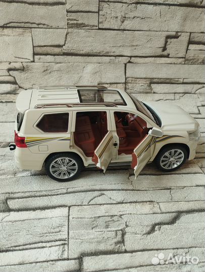 Модель автомобиля Тойота Ленд Крузер 300 металл