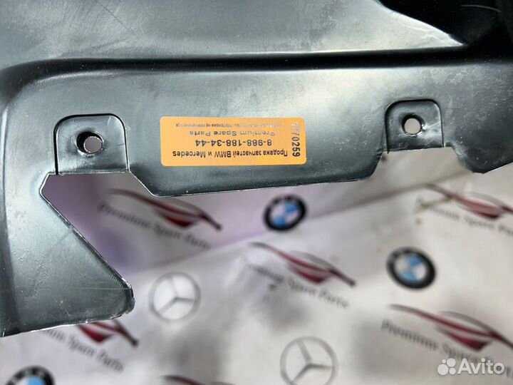 Подкрылок часть передний правый Mercedes-Benz