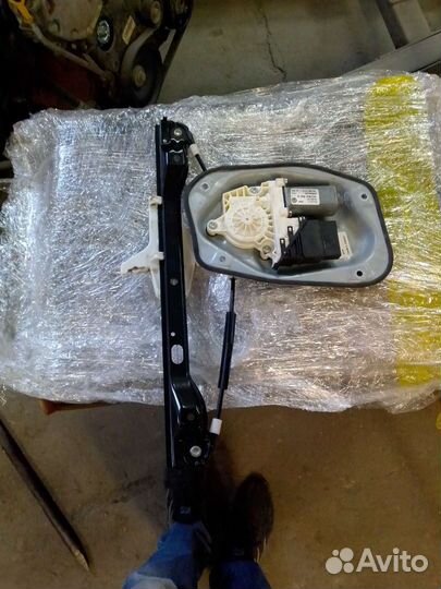 Стеклоподьемник задней двери Volkswagen Jetta 5