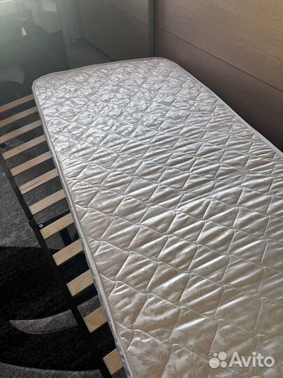 Кровать с матрасом (200х90)
