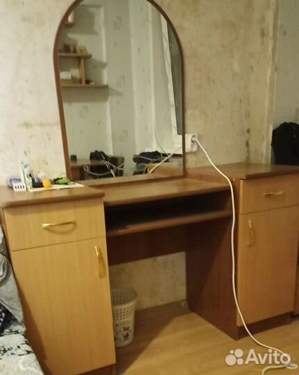 Двери от встроенного шкафа-купе, туалетный стол