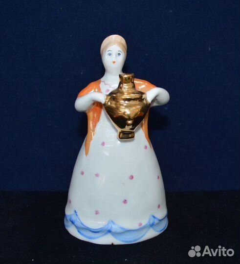 Фарфоровая статуэтка- Девушка с самоваром