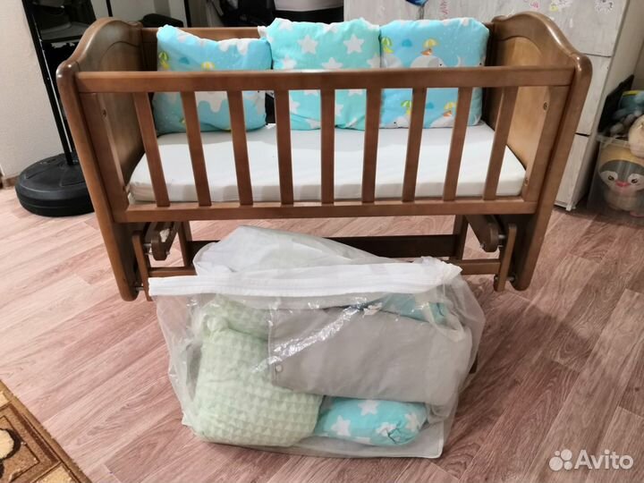 Компактная детская кровать из массива