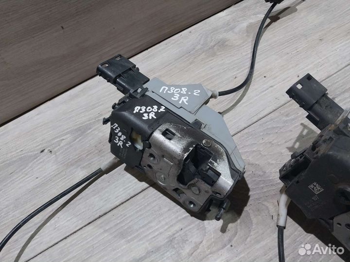 Замок двери задний правый Peugeot 308