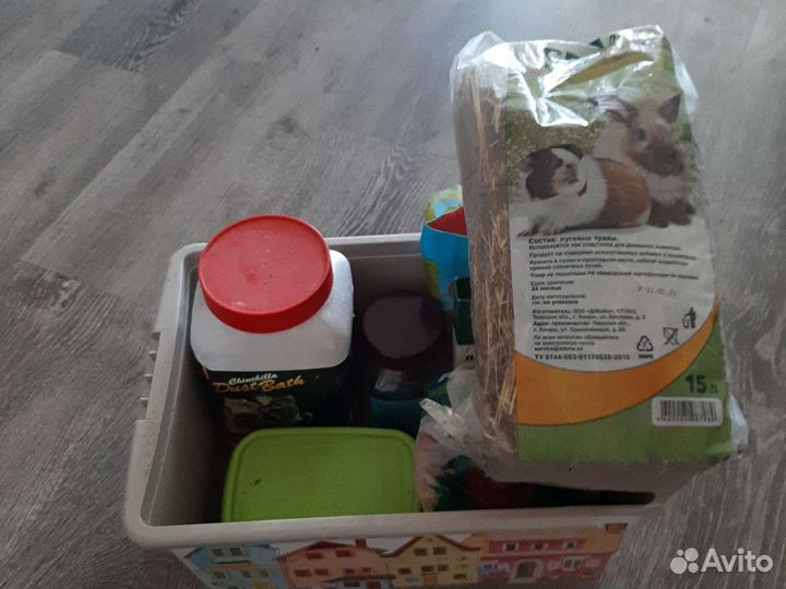 Остатки песка, сено и опилки для хомяк